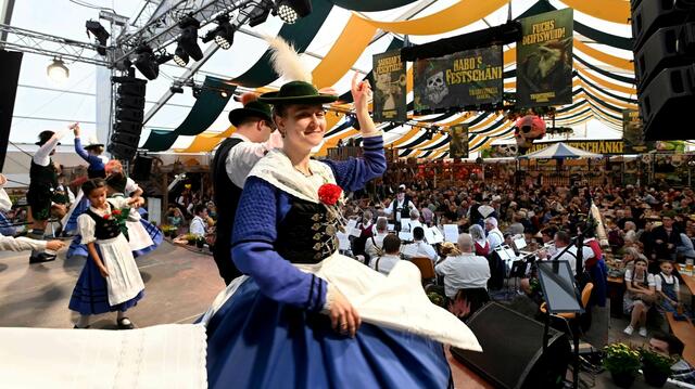 Der Heimat- und Volkstrachtenverein Gersthofen sorgte mit der Trachtenkapelle Hirblingen für Stimmung im Festzelt. | Foto: Marcus Merk
