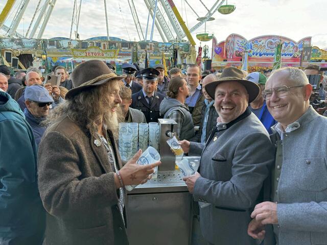 Von links: Zur Begrüßung der ersten Besucherinnen und Besucher gab es eine Rund Freibier – gezapft von Stefan „Bob“ Meitinger, Bernhard „Happi“ Happacher und Michael Wörle, Erster Bürgermeister. | Foto: Stadt Gersthofen (Wera von Witzleben)