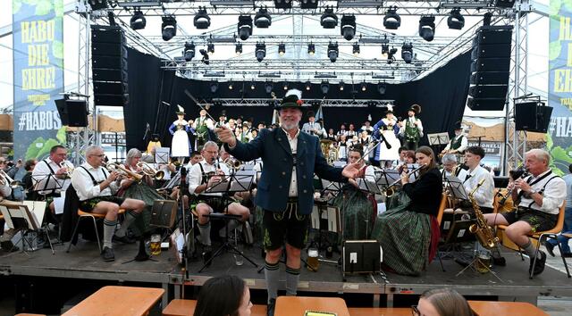 Der Heimat- und Volkstrachtenverein Gersthofen sorgte mit der Trachtenkapelle Hirblingen für Stimmung im Festzelt. | Foto: Marcus Merk