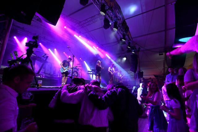 Im Festzelt wurde anständig gefeiert – mit Partybands, Rockmusik und traditionellen Kapellen.   | Foto: Marcus Merk