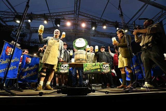 Von links: Michael Wörle, Erster Bürgermeister, beim Fassanstich in Habo’s Festschenke. Sebastian Priller, Michael Wörle, Bernhard „Happi“ Happacher und Stefan „Bob“ Meitinger.  | Foto: Marcus Merk