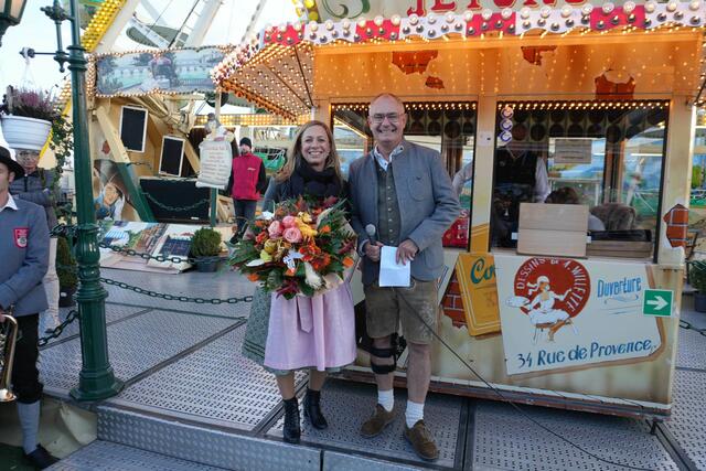 Michael Wörle, Erster Bürgermeister, eröffnete die Kirchweih Gersthofen vor dem Riesenrad. Hier dankte er Susanne Olita, Stadtverwaltung Gersthofen, stellvertretend für alle, die an der Planung und am Bau des neuen Festplatzes beteiligt waren. | Foto: Stadt Gersthofen (Kai Schwarz)
