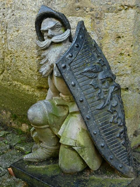 Schlösser und Burgen in Deutschland (Foto: Katja Woidtke)

Schloss Marienburg - der Radabweiser am Tor stellt den Zwergenkönig des Marienberges dar | Foto: Katja Woidtke