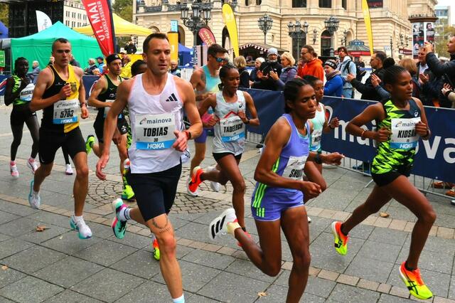 Tobias Gröbl läuft in Frankfurt LG-Rekord - 2:20:23 Stunden