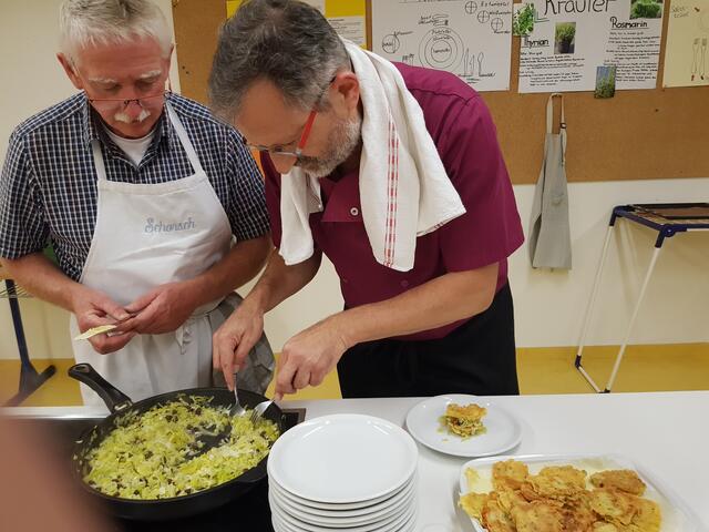 Anrichten - alle kommen. Georg Lipp beobachtet Dr. Alois Moosmüller wie dieser das Amuse Geule angerichtet haben will.
