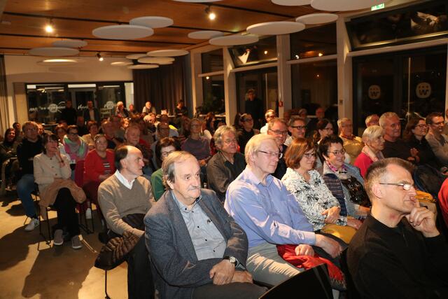 Gespannte Aufmerksamkeit im Saal | Foto: Marianne Stenglein