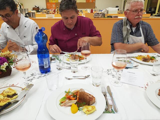 Wie man sieht - es schmeckt. Von links Claudio Erdmann, Ralph Hausbalk und Georg Lipp beim Hauptgang.
