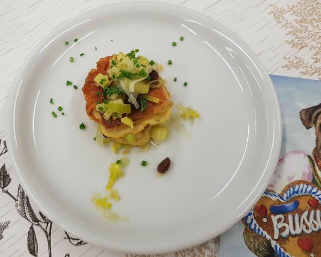 Ein köstliches Amuse Geule - Lötschtaler Käseküchlein mit Lauchgemüse, zubereitet von Alois Moosmüller und Claudio Erdner.