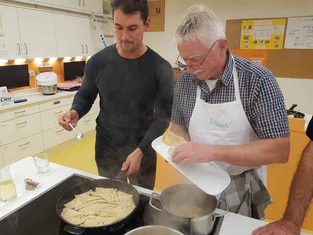 So wird es gemacht - Martin Klaus (links), er hat das Rezept für Schluzkrapfen ausgesucht, zeigt Georg Lipp wie er es gern gemacht haben will.