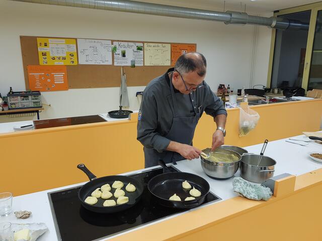 Jetzt noch schnell die Kartoffeltaler in die Pfanne - Jürgen Rohm hat das im Griff.