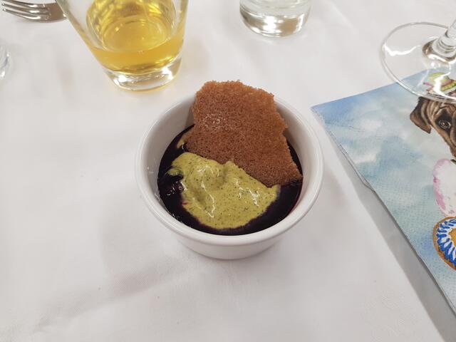 Kürbiskerneis in Wildbeeren mit einem selbstgebackenen Keks. Dazu gab's ein alkoholfreies Honiggetränk, das Dr. Alois Mossmüller selber herstellt.