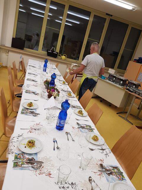 Der gedeckte Tisch - das Amuse Geule wird diesmal am Tisch eingenommen.