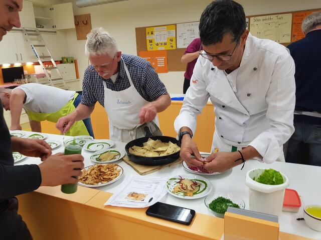 Die Schluzkrapfen werden angerichtet. 