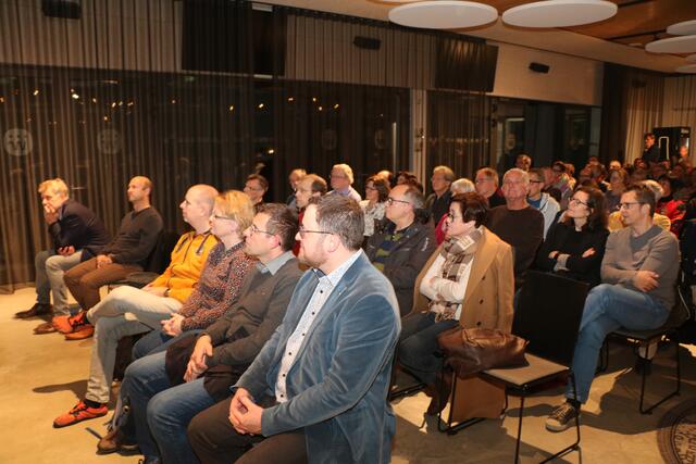 Eine Woche vor der Präsidentschaftswahl in den USA stellte der Autor Arthur Landwehr am 28.10.2024 um 19.30 Uhr im Westhouse Augsburg seine Einschätzungen zur Lage in den „zerrissenen Staaten von Amerika | Foto: Marianne Stenglein