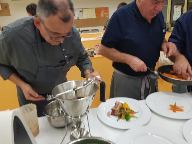 Zum Schluß kommt die köstliche Soße - Jürgen Rohm hat dazu den Soßenspender verwendet.