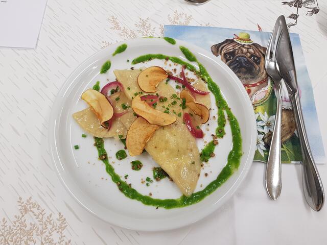 Schluzkrapfen gefüllt mit Ziegenkäse und Schnittlauch, angerichtet mit Apfelchips von Martin Klaus mit Hilfe von Claudio Erdner.