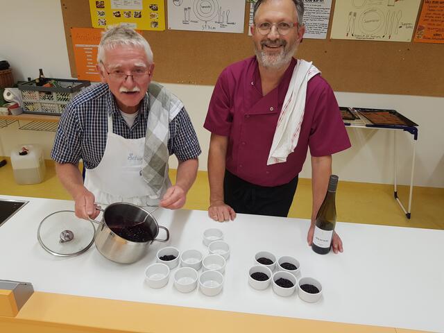 Ende gut - alles gut. Nur noch ein paar Handgriffe, dann ist der Abend gelaufen. Georg Lipp und Dr. Alois Mossmüller freuen sich schon auf das köstliche Dessert.