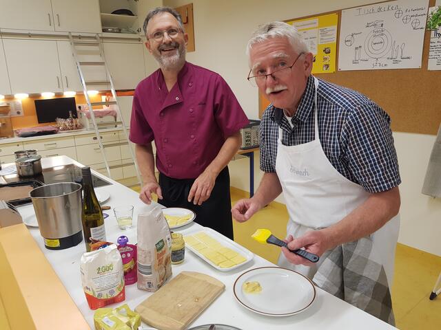 Die hintere Kochzeile ist meist der Arbeitsplatz von Dr. Alois Moosmüller. An diesem Kochabend wurden hier das Amuse Geule und das Dessert zubereitet. Georg Lipp, ebenfalls ein "Naschkater", hilft dabei immer aus.
