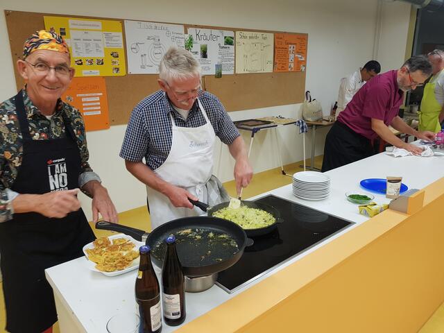 Hier wird das Amuse Geule zubereitet. Georg Lipp macht das Lauchgemüse und Klaus Hill brät die Käseloiberl.