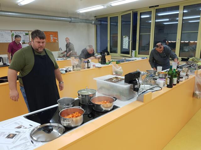 Johannes Schuster hat an seinem ersten Kochabend alle Hände voll zu tun. In der Mitte die Plastikbox, in der gerade der Schweinebauch Sous Vide fertig gegart wird. Auf der Küchenzeile ist wenig Platz wie man sieht.