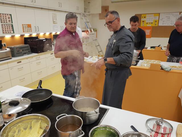 Der zeitliche Ablauf eines Kochabends mit 5 Gängen bedarf schon eines getakteten Zeitplans. Hier bespricht sich gerade der Verantwortliche des Kochabends, Ralph Hausbalk, mit seinem Arbeitskollegen Küchenmeister Jürgen Rohm, der das arbeitsintensive Hauptgericht zubereitet und wie es jetzt weitergeht.