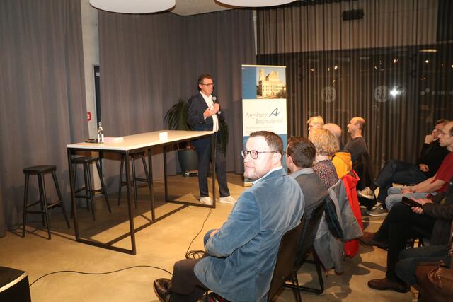 Eine Woche vor der Präsidentschaftswahl in den USA stellte der Autor Arthur Landwehr am 28.10.2024 um 19.30 Uhr im Westhouse Augsburg seine Einschätzungen zur Lage in den „zerrissenen Staaten von Amerika | Foto: Marianne Stenglein