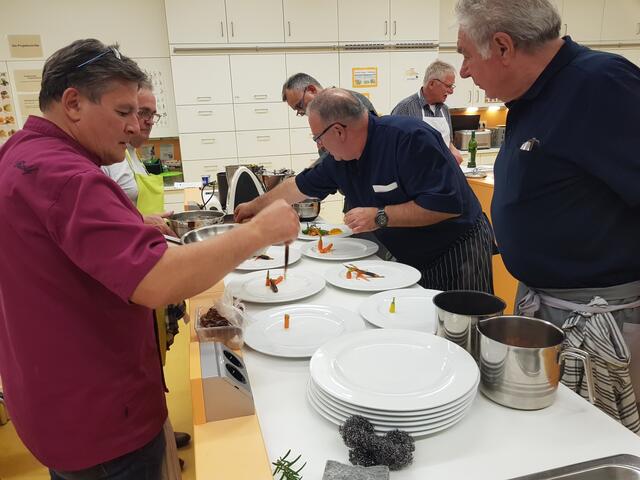Jetzt geht's ums Anrichten. Viele Hände werden hier gebraucht