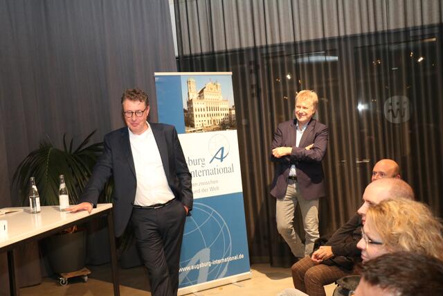 Eine Woche vor der Präsidentschaftswahl in den USA stellte der Autor Arthur Landwehr am 28.10.2024 um 19.30 Uhr im Westhouse Augsburg seine Einschätzungen zur Lage in den „zerrissenen Staaten von Amerika“ vor | Foto: Marianne Stenglein