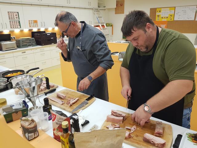 Da gibt's immer was zu tun - der Schweinebauch wird in gleichmäßig große Stücke für die Pfanne von Johannes Schuster hergerichtet.