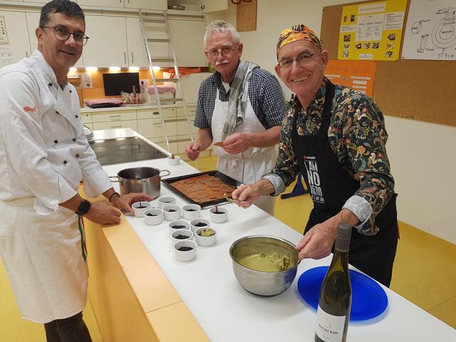 Da kann man strahlen - alles hat geklappt und prima geschmeckt. Jetzt nur noch die Wildbeeren und das Kürbiskerneis serviert, dann ist der Abend "gelaufen".