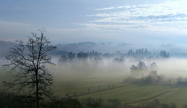 MÄRZ: Über dem Schmuttertal bei Schlipsheim steigen die Nebel auf