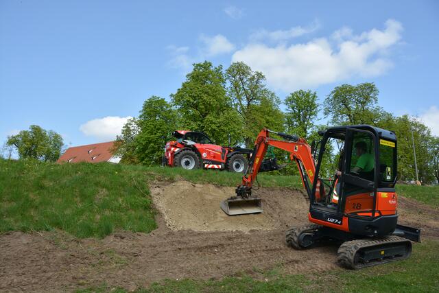 Hier wurde der Sandbunker für Erdbienen angelegt.