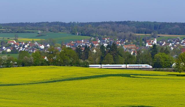 APRIL: Panoramablick über die Rapsfelder am Hexenberg hinüber nach Hainhofen und die Westlichen Wälder