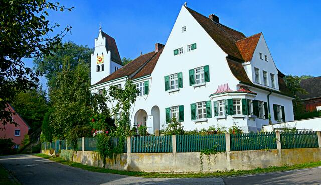 AUGUST: Die alte Volksschule am Hainhofer Kirchberg