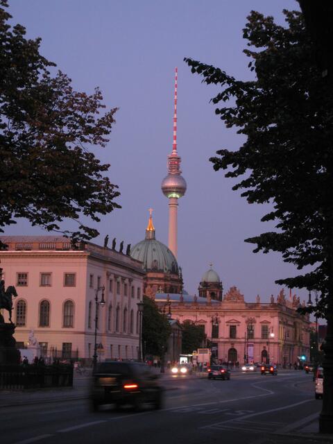Der Alex - der Berliner Sendeturm, dieser wurde von 1965–1969 von der Deutschen Post der DDR errichtet. Der Berliner Fernsehturm war mit 368 Metern das höchste Bauwerk Deutschlands und der fünfthöchste Fernsehturm Europas: Bild. Dr. Alex Hölzle