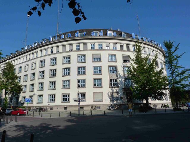 RIAS-Funkhaus am Hans-Rosenthal-Platz im Bezirk Berlin Tempelhof-Schöneberg.  der RIAS zählte einmal zu den meistgehörten Sendern. Bild - A.Savin, Wikkipedia.