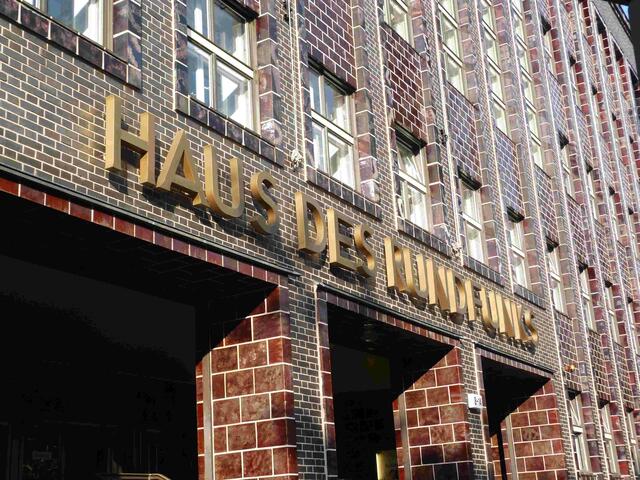 Das Haus des Rundfunks in Berlin, 1931 seiner Bestimmung übergeben. Die Hauptfassade erstreckt sich entlang der Masurenallee. Heute Sitz des Rundfunks Berlin-Brandenburg (RBB). Bild: Dr. Hölzle