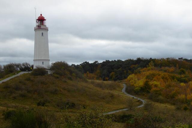 Es ist der Leuchtturm Dornbusch auf Hiddensee. Von dort kann der Wanderstein (Leinestein) seine Wanderung fortsetzen.