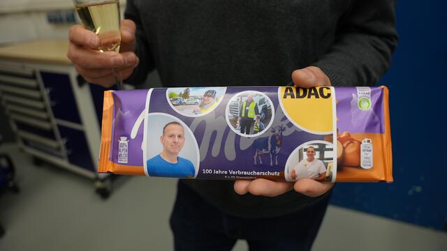 Schokolade mit den Fotos der Dienstjubilare.  | Foto: ADAC/Karin Leisner