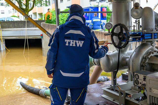 Hochwasser: THW im Einsatz beim Pumpen | Foto: Bergauer Bernhard