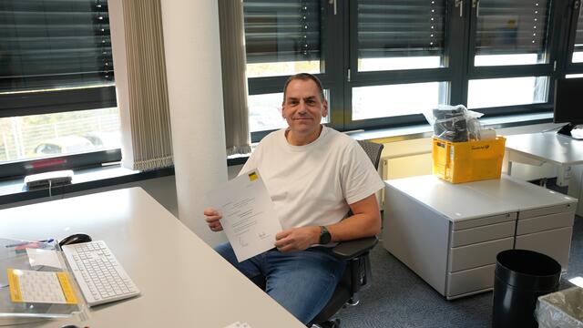 Urkunde für 25 Jahre Arbeit beim ADAC für Martin Eberle. | Foto: ADAC/Karin Leisner