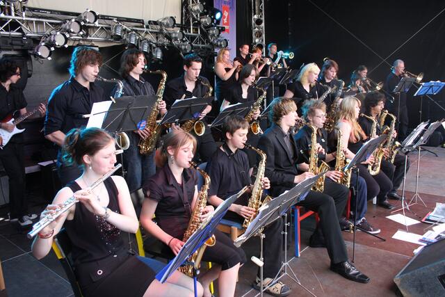 Im Vordergrund: Die Saxophone