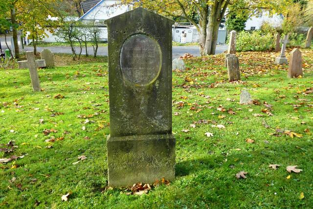 Der Grabstein der Caroline Sophie Johanne Gau, geborene Stahlbohm, die am 15. Januar 1829 geboren wurde. Sie starb am 5. März 1885 zu Vitte.