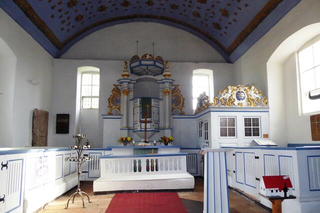 Blick zum Altar und auf die Kanzel in der Inselkirche Hiddensee in Kloster.