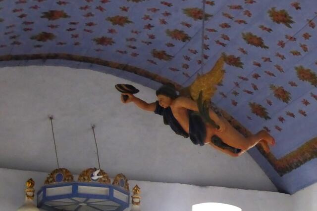 Der barocke Taufengel in der Inselkirche Hiddensee.