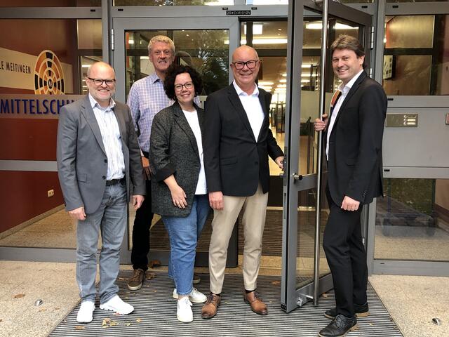 Foto: Rektor Uwe Seifferer (Zweiter von rechts) wird von Bürgermeister Dr. Michael Higl (rechts), Schulamtsdirektor Stefan Bader (links), Vize-Schulverbandsvorsitzenden Wolfgang Jarasch (hinten) und Konrektorin Stefanie Klein willkommen geheißen. 