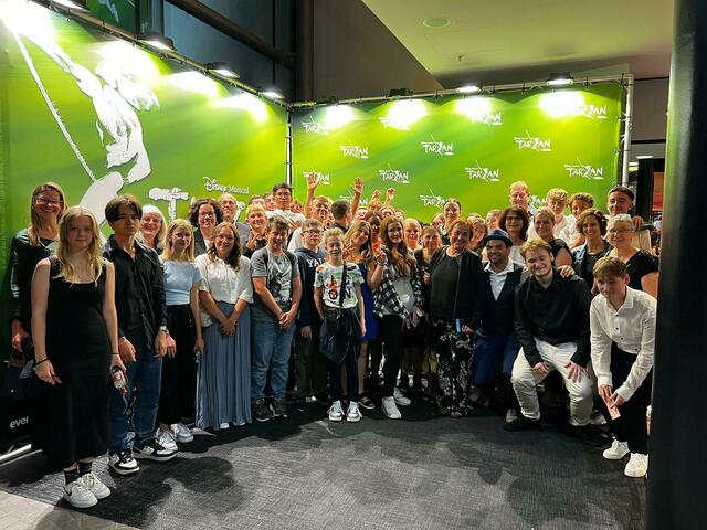 Foto: Lehrer Florian Möckl (mit Hut) organisierte zum Schuljahresende eine tolle Musicalfahrt zu "Tarzan" nach Stuttgart. Ein Erlebnis für alle!