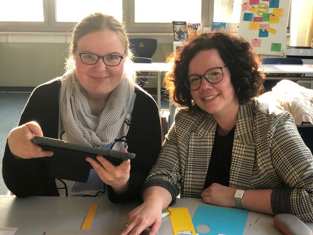 Foto: KI im Schulalltag - ein Fortbildungsangebot der Katholischen Erziehergemeinschaft (KEG) mit Referentin Anna-Maria Högg (links) und Konrektorin Stefanie Klein. 