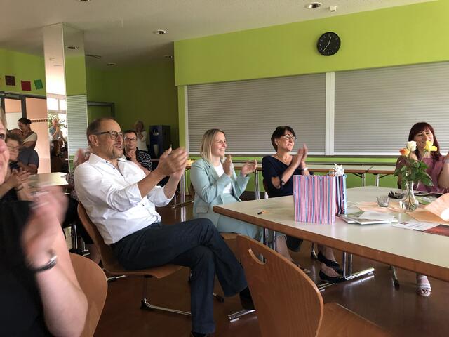 Foto: Kräftiger Applaus von Rektor Peter Reithmeir, Tochter Sophia und Ehefrau Ursula bei der Verabschiedung.