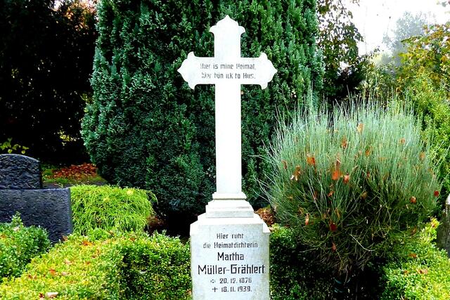 "Hier is mine Heimat, hier bün ick to Hus" - Diese Zeilen, die an ihr Erfolgsgedicht angelehnt sind, zieren das Kreuz über dem Grabstein der Heimatdichterin Martha Müller-Grählert auf dem Zingster Kirchhof.